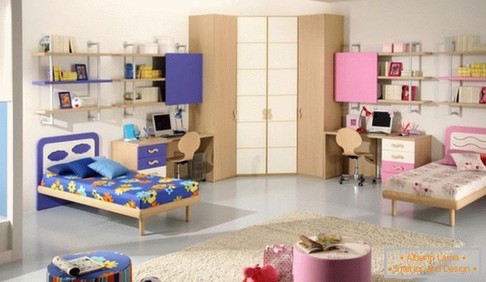 La camera dei bambini è decorata nei colori blu e rosa. Design della stanza ideale per una ragazza e un ragazzo.