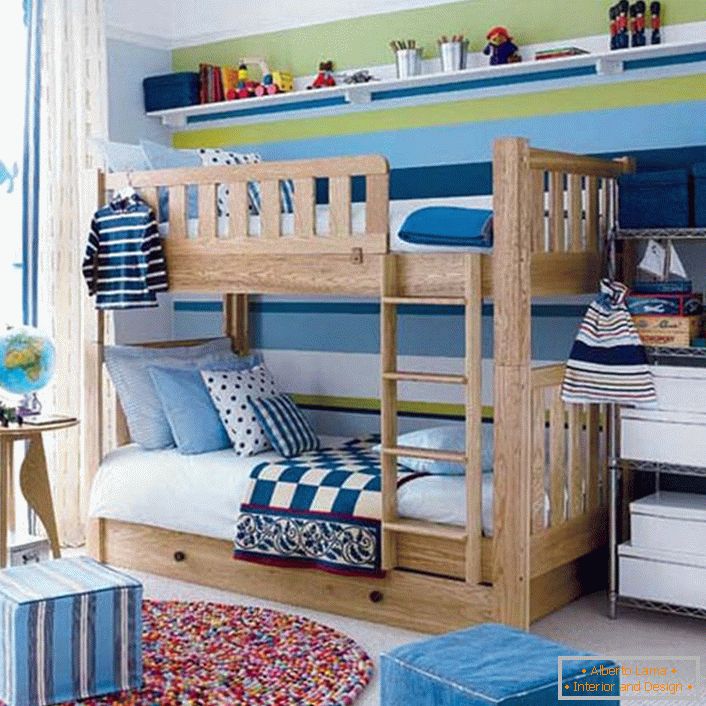 Una piccola stanza per bambini per ragazzi è decorata in stile scandinavo.