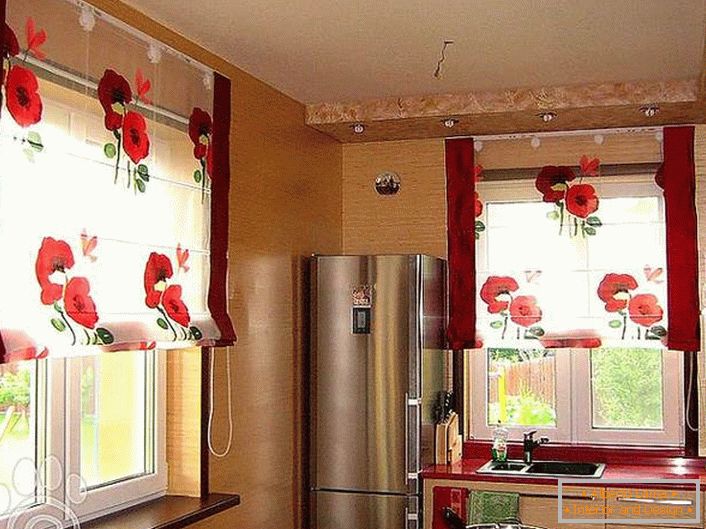 Una cucina allegra con tende traslucide con fiori rossi brillanti.