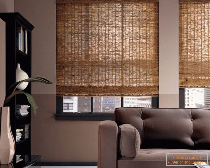 Tende di sollevamento in bambù: una versione non standard dell'interior design di un moderno salotto o ufficio.