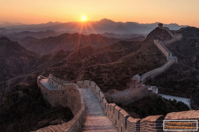 The Surviving Wonder of the World: La grande muraglia cinese