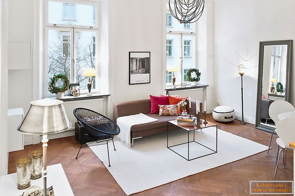 Interno del soggiorno nello stile del design scandinavo