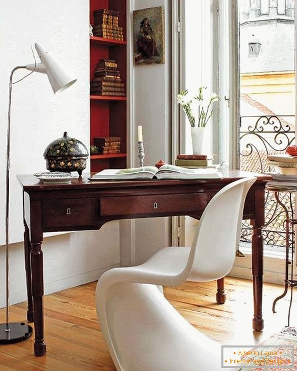 Combinazione elegante di mobili classici e moderni