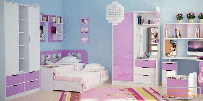 Il rosa pallido in combinazione con il bianco è adatto per arredare mobili modulari per una giovane donna. La finitura delle pareti di colore blu si concentra favorevolmente sul set di mobili.