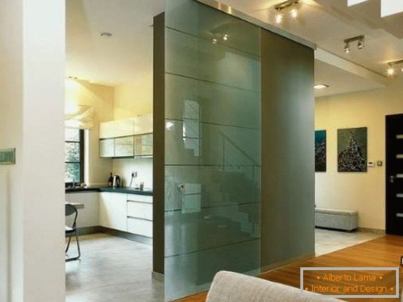 Porta di vetro per la cucina in un interno moderno