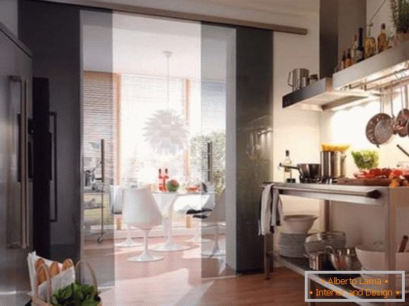 Porte della cucina nere dal vetro - porta di uno scompartimento in cucina