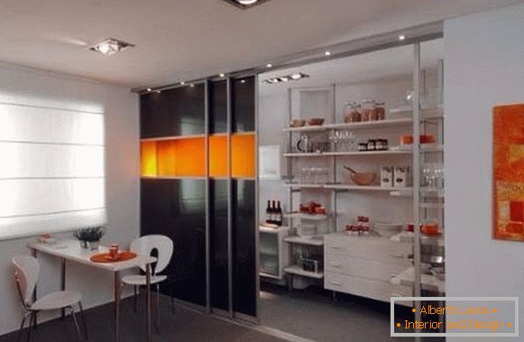 Scompartimento della porta della partizione nella cucina nel design dell'appartamento
