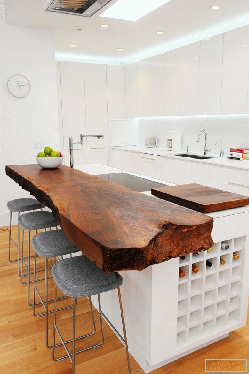 Cucina moderna in bianco con piano in legno massello