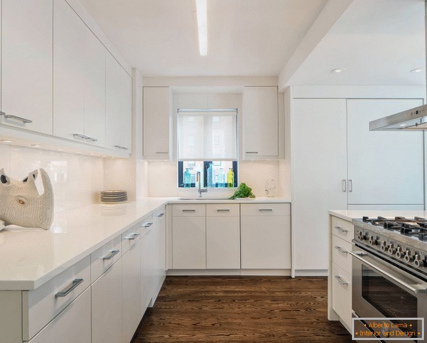 Cucina moderna nei toni del bianco con un pavimento scuro e un soffitto perfettamente bianco