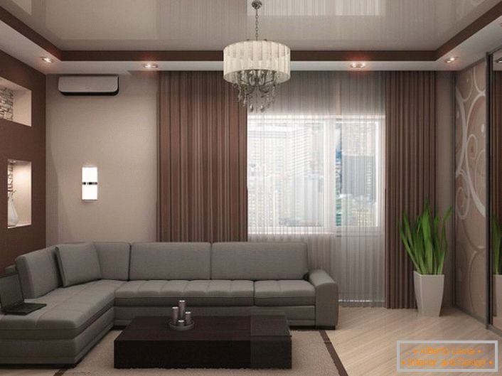 Il soffitto grigio-beige a due livelli si inserisce organicamente in una stanza elegante per gli ospiti.