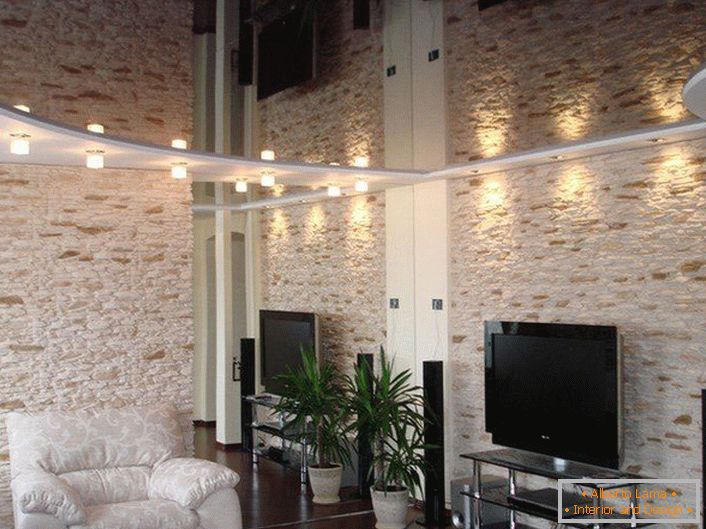 Design semplice del soffitto teso per un salotto accogliente.