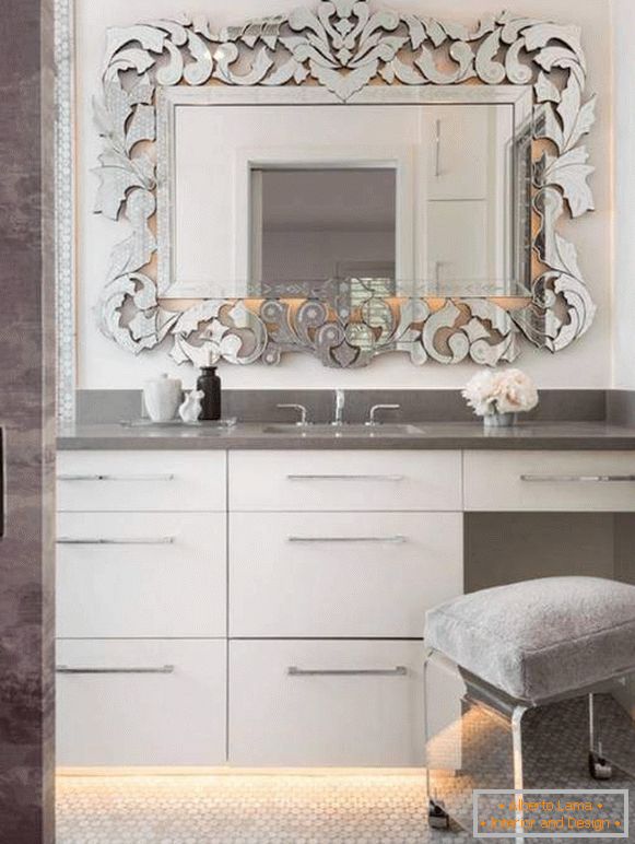 Specchio decorativo nella progettazione della foto del bagno