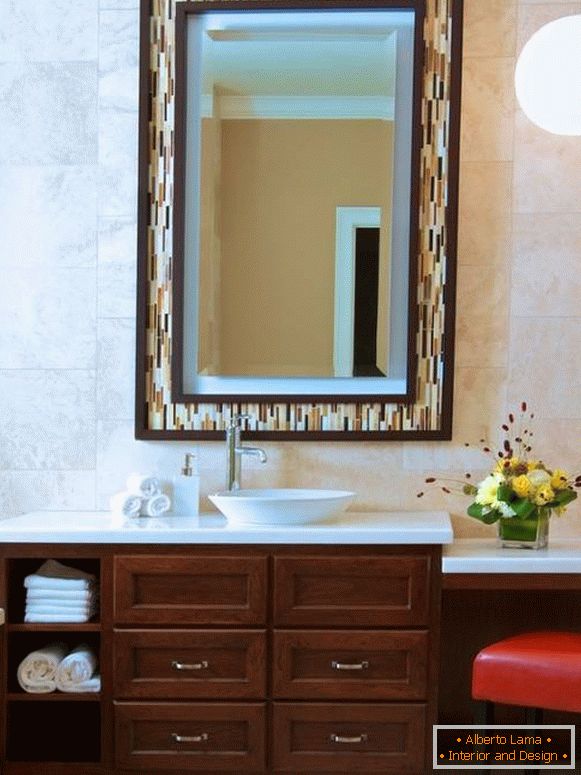 Specchio moderno nella cornice del bagno