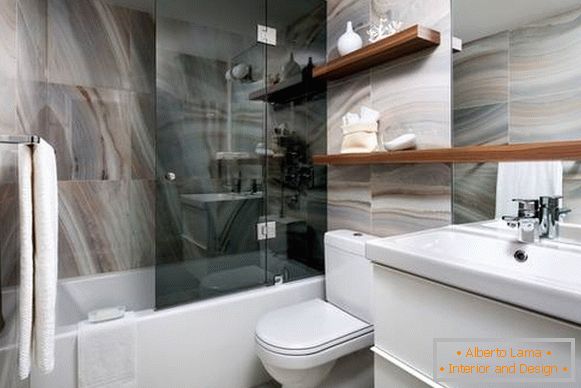 Un semplice specchio da bagno con una mensola