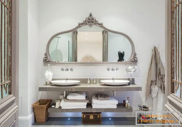 Elegante specchio grande con ripiani in bagno