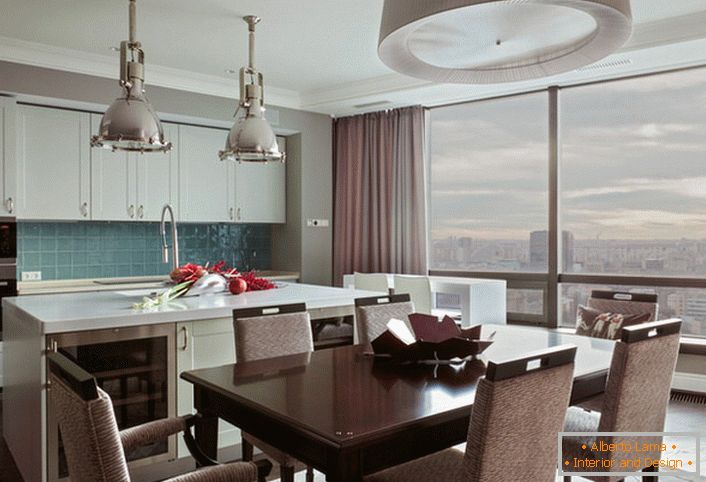 Finestre panoramiche - un'opzione ideale per la cucina nello stile dell'eclettismo. Abbastanza luce naturale rende la stanza luminosa e ariosa.