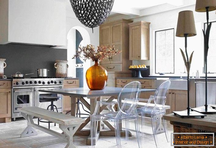 La cucina in stile eclettico è un'interessante combinazione di composizioni cromatiche. Il grigio pallido e il beige chiaro sono favorevolmente combinati nel concetto generale di stile.