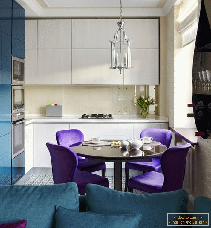 Lo stile eclettico è ottimo per una piccola cucina. Il turchese scuro è combinato favorevolmente con il bianco neutro, rendendo visivamente più grande la stanza.