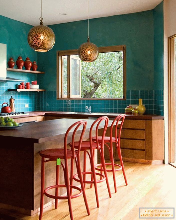 La decorazione della parete turchese in cucina rende la stanza più spaziosa. I mobili laconici e modesti si inseriscono perfettamente nell'interno generale nello stile dell'eclettismo.