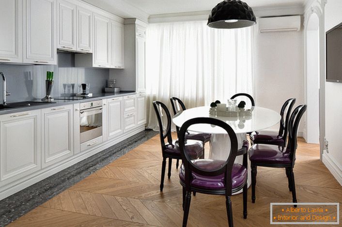 Cucina interna bianca con accenti di grigio scuro in stile eclettico. Sedie interessanti con schienali trasparenti e tappezzeria viola morbida.