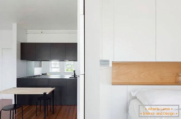 Parete modulare all'interno dell'appartamento: una cucina nera e una camera da letto bianca come la neve