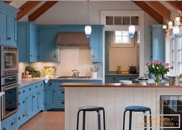 Elegante cucina blu all'interno