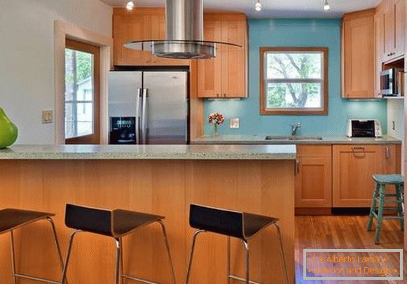 Combinazione con il colore blu nella foto interna della cucina