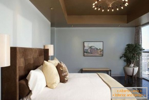 Camera da letto con pareti blu e dettagli marroni