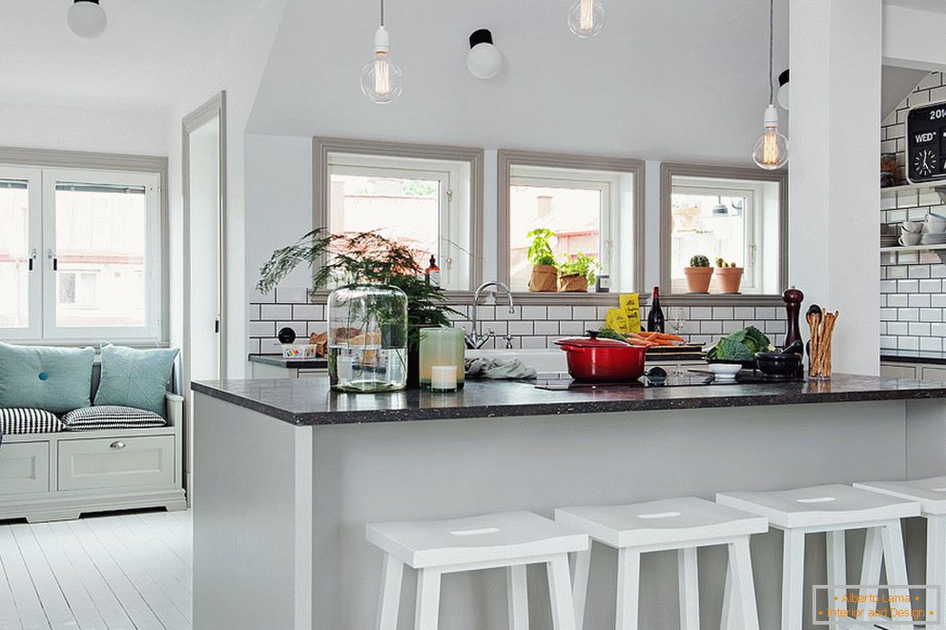 Interno della cucina con bar per la colazione