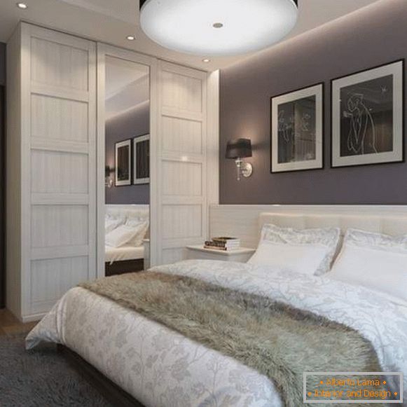 Scompartimento dell'armadio incorporato nella camera da letto in uno stile moderno con uno specchio e un'illuminazione