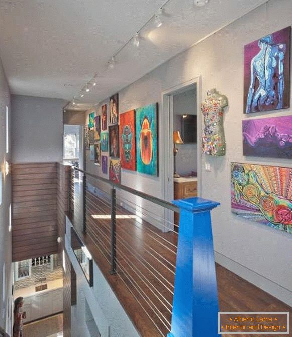 Varianti del secondo piano in una casa privata - una galleria con dipinti alle pareti