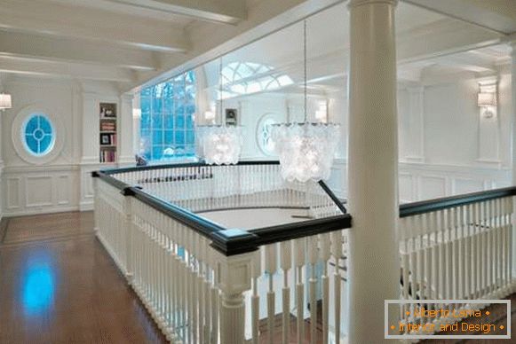 Design del secondo piano in una casa privata - foto del sito con ringhiera