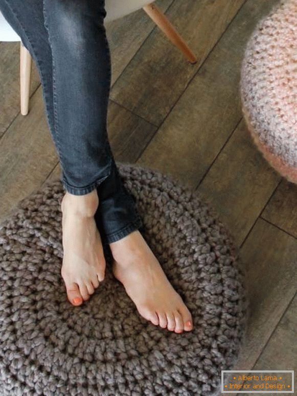Cuscini a maglia sotto i piedi