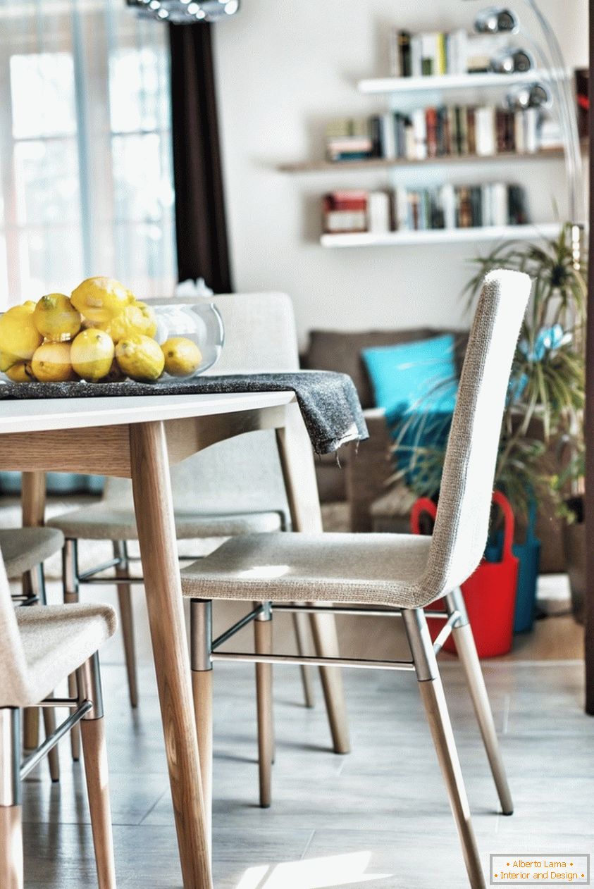Interior design della sala da pranzo, tavolo con limoni