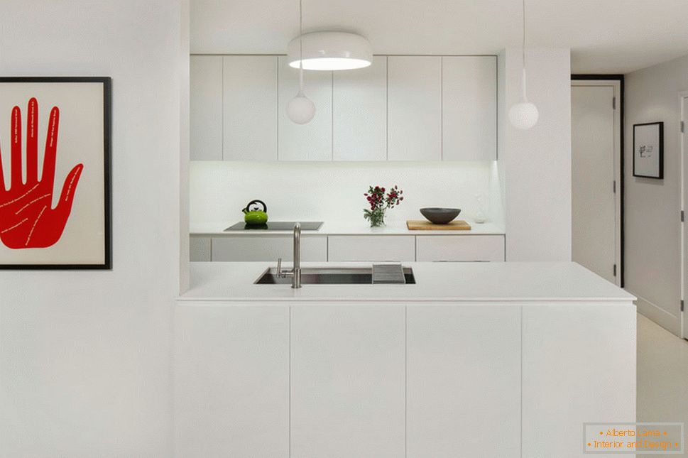 Interiore della cucina in bianco con chiazze luminose