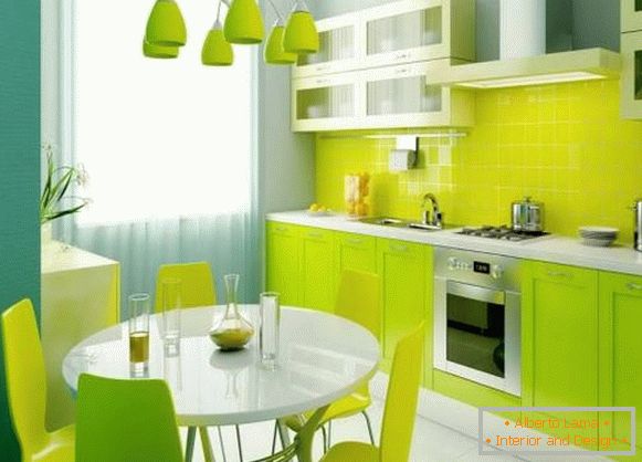 Bella cucina verde all'interno dell'appartamento