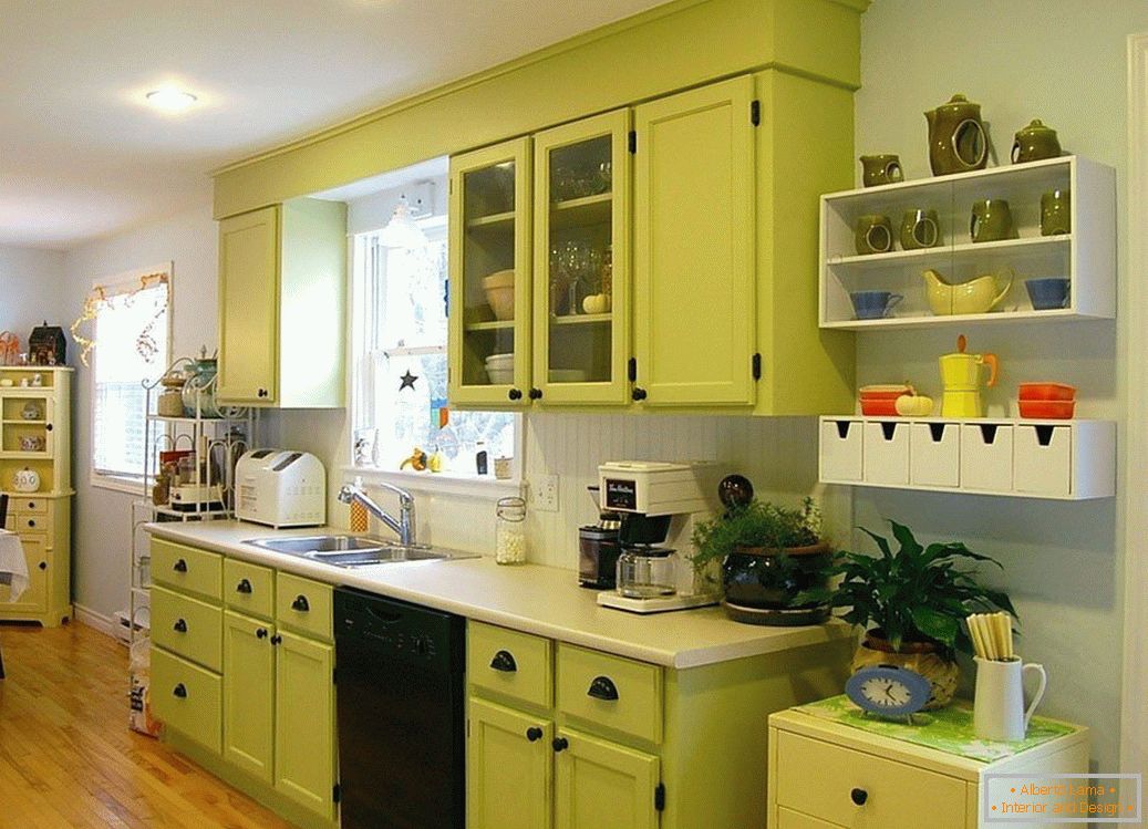 Pareti bianche e cucina verde chiaro