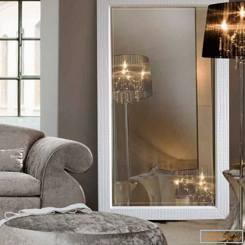 Uno specchio e una torcia in un divano