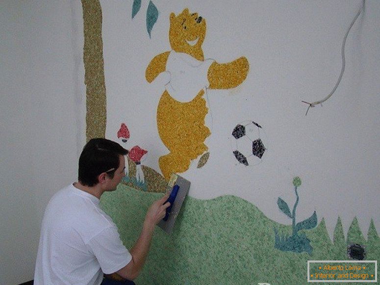 L'uomo disegna Winnie the Pooh sul muro della stanza dei bambini
