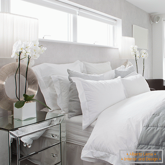 Una camera da letto abbagliante bianca con una bella luce