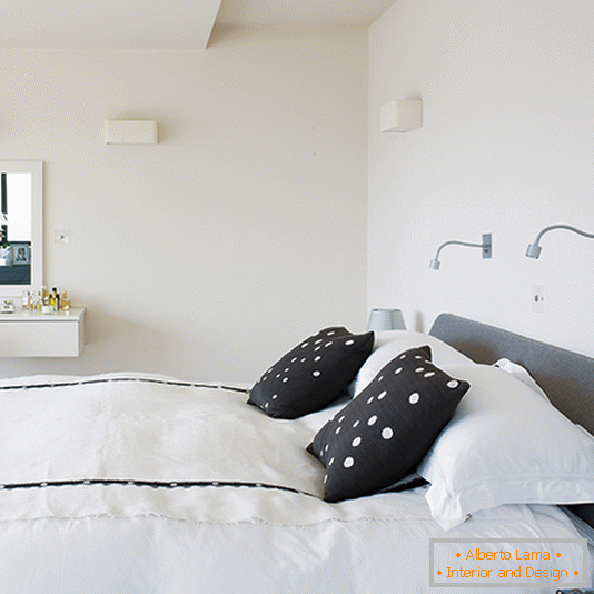 Camera da letto monocromatica con applique minimaliste