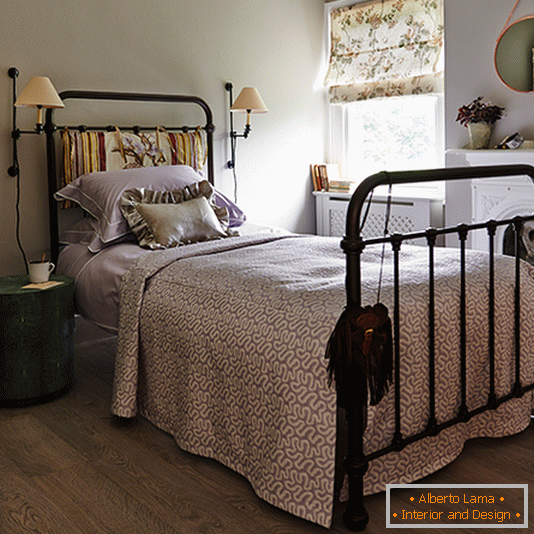Camera da letto tradizionale con lampade da parete d'epoca