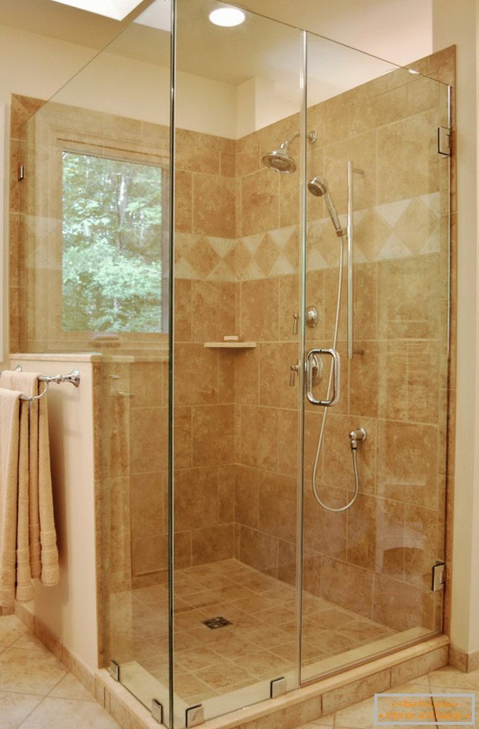 Porte di vetro sotto la doccia