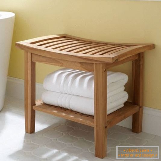 Sedia in legno per il bagno