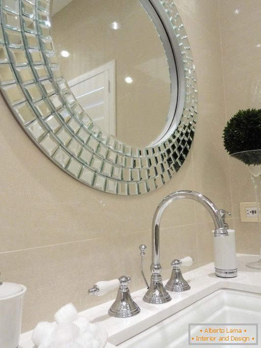 Specchio elegante sopra il lavandino in bagno