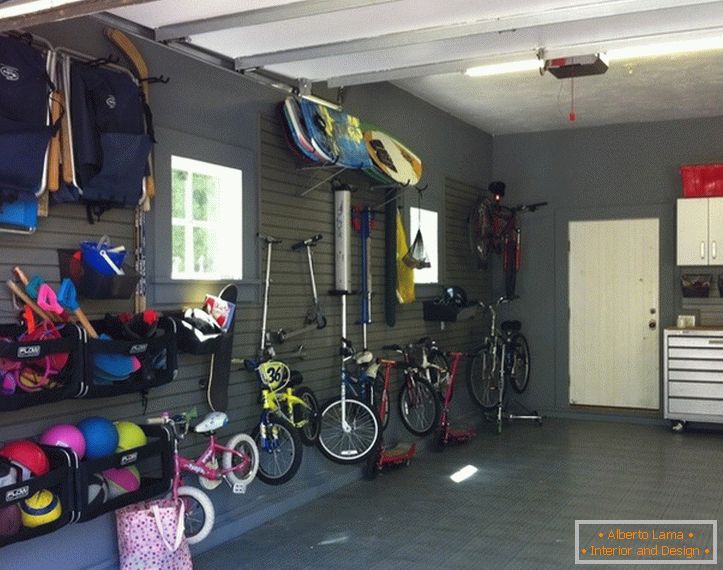Велосипеды на стене nel гараже