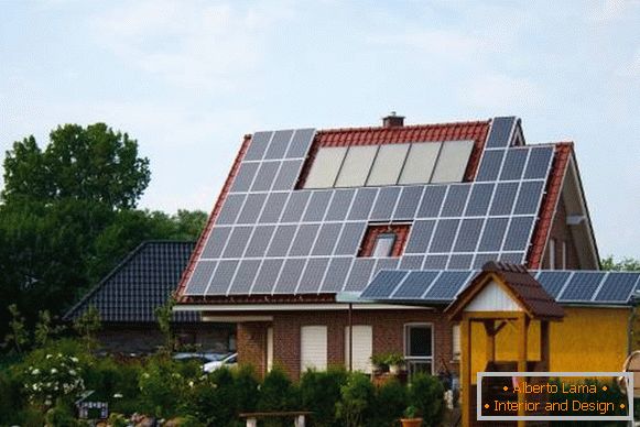 Casa con pannelli solari per l'elettricità autonoma