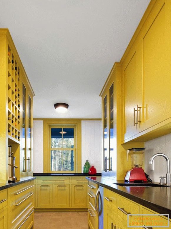 Cucina con mobili giallo brillante