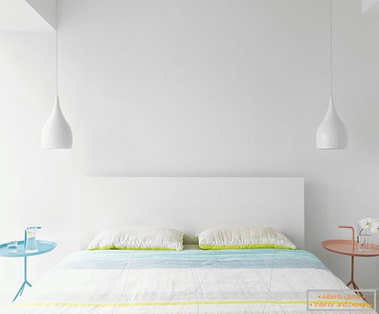Lussuosa camera da letto bianca in stile minimalista