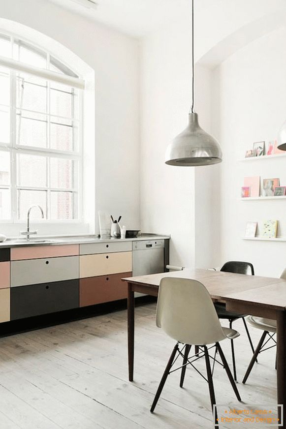 Piccola cucina-ufficio dai colori pastello